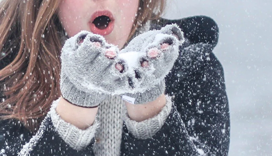 Zimowa pielęgnacja skóry: SOS dla cery w mroźne dni.