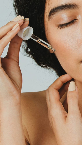 Eveline Concentrated Formula Regenerujące Serum z 10% Kwasem AHA BHA na Twarz Szyję i Dekolt 18ml