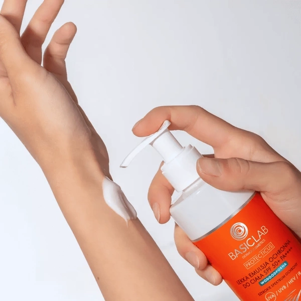 BasicLab Protecticus Lekka Emulsja Ochronna do Ciała SPF 50 300ml