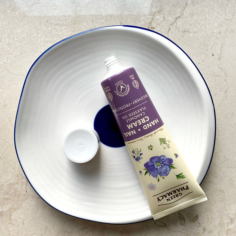 Green Pharmacy Regenerating and Soothing Hand and Nail Cream with Chamomile 100ml